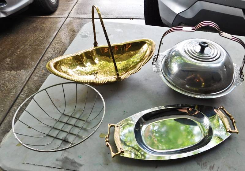 lot 70 image: 4 metal serving items