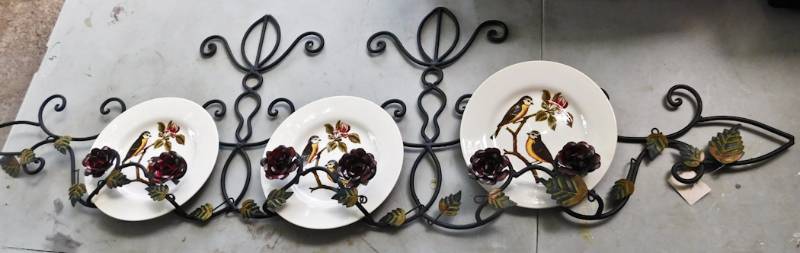 lot 68 image: decorative metal plate hanger and 3 plates