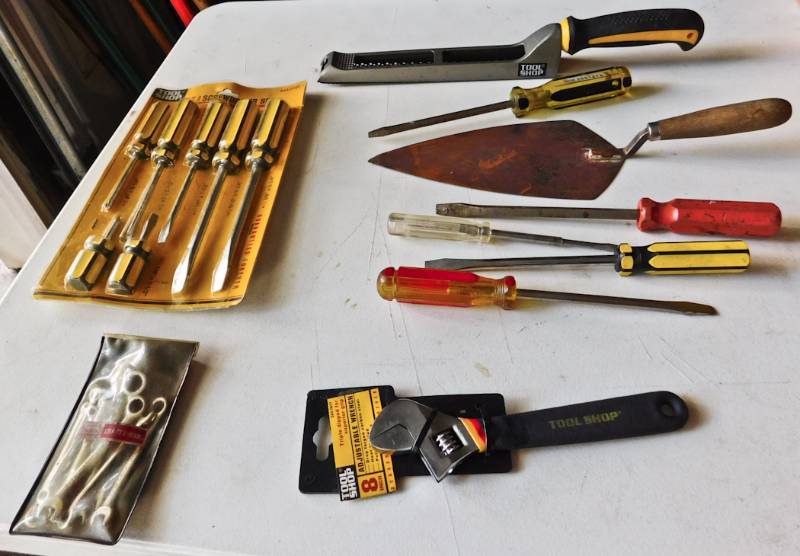 lot 40 image: lot of useful tools some new