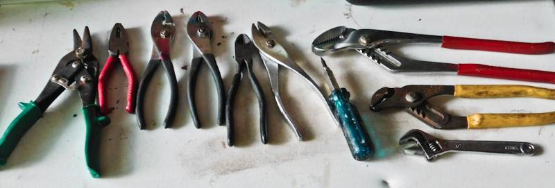 lot 26 image: pliers, wrenches, tin snips and more