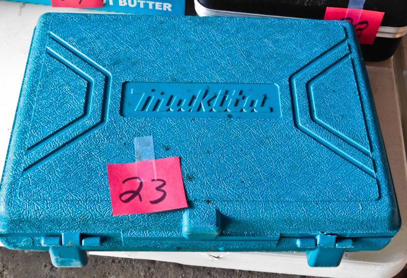 lot 23 image: Makita 9.6V drill 2 batteries case and charger