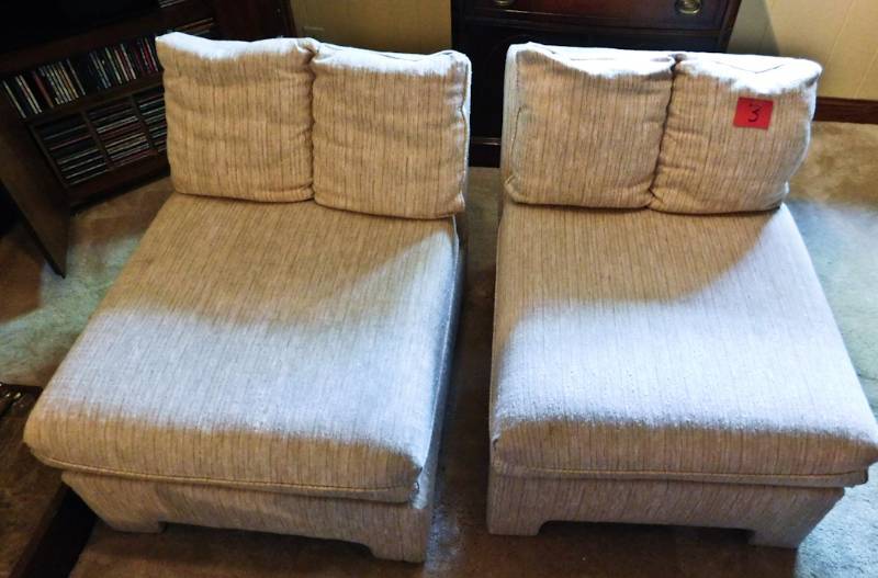 lot 3 image: two piece seating items