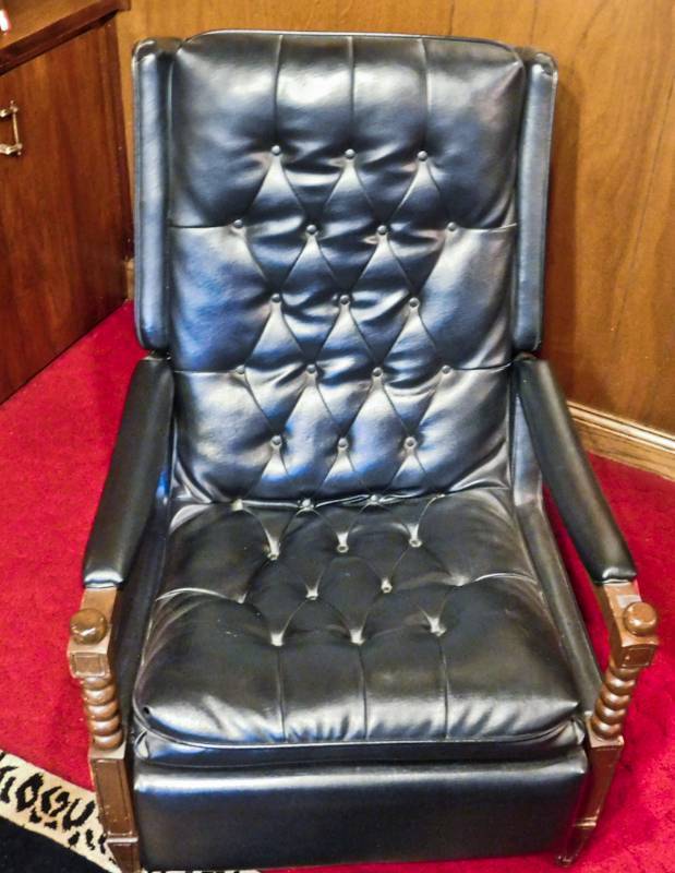 lot 5 image: Great vintage black leather reclining chair, This is in like new condition rarely used.