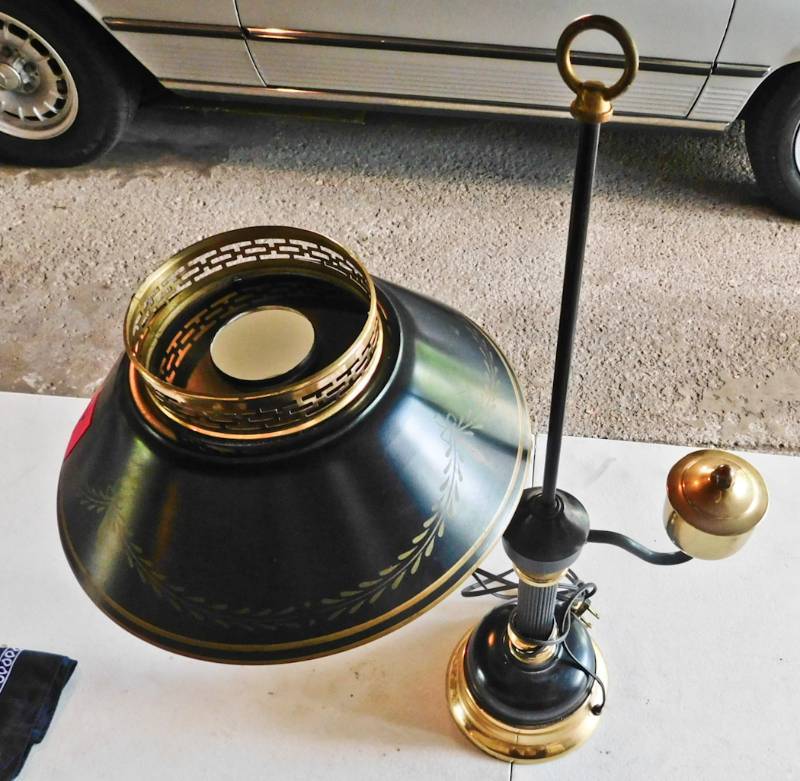 lot 18 image: Vintage black tole metal student lamp