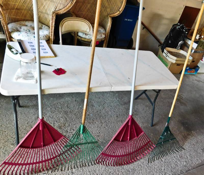 lot 82 image: 4 rakes 2 metal 2 plastic