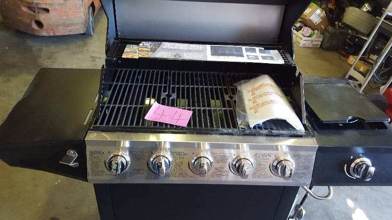 Dyna Glo 5 Burner Gas Grill- Side stove burner - damage on side holder see pictures New