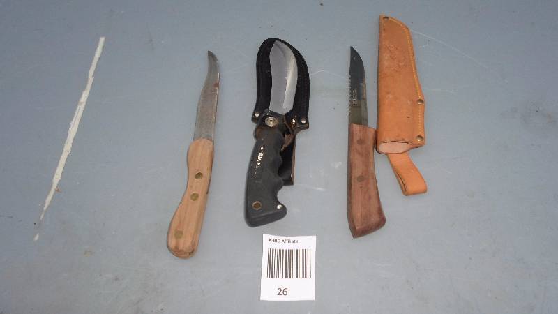 lot 26 image: 3 knives