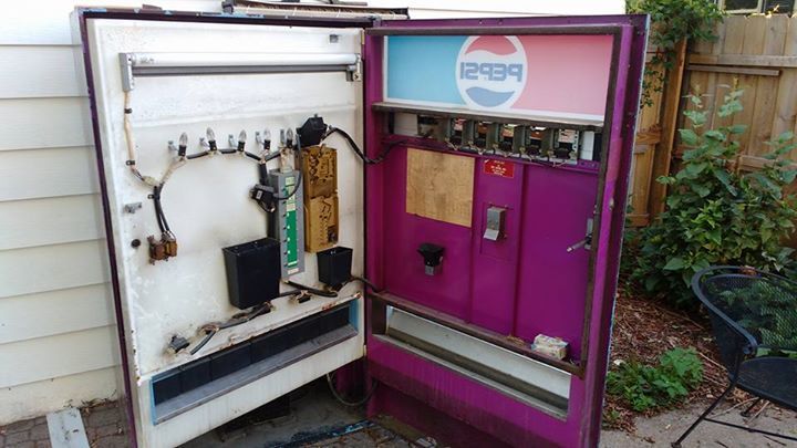 lot 1 image: Pepsi Pop Machine