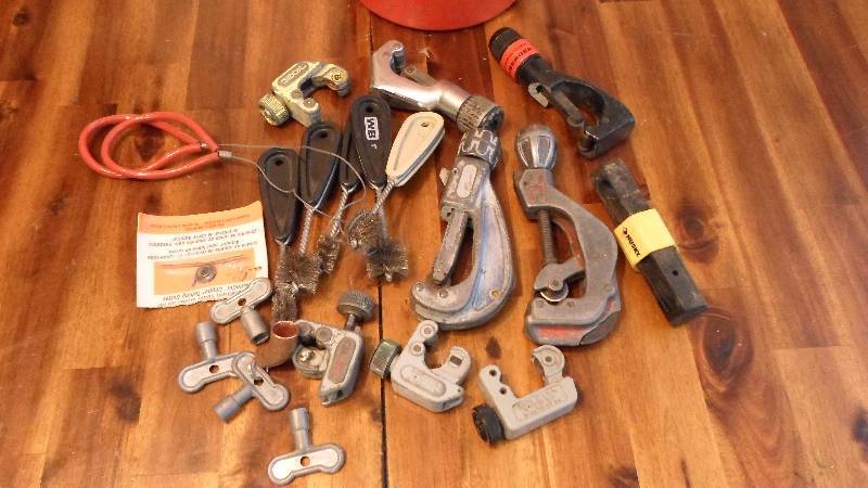 lot 60 image: Bucket of pipe fitting tools