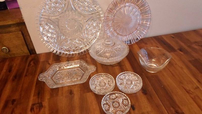 lot 75 image: Decorative Glass Serving Lot