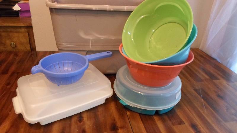 lot 80 image: Plastic ware Lot