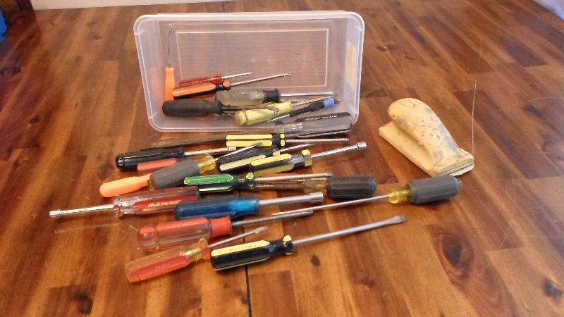 lot 88 image: Screw Drivers