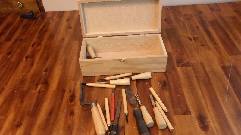 lot 94 image: Specialty Chisels and wooden box