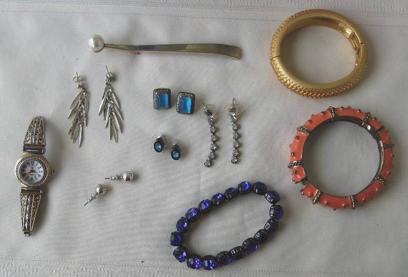 lot 010 image: Necklace tree, Earring Display & Mixed Jewelry