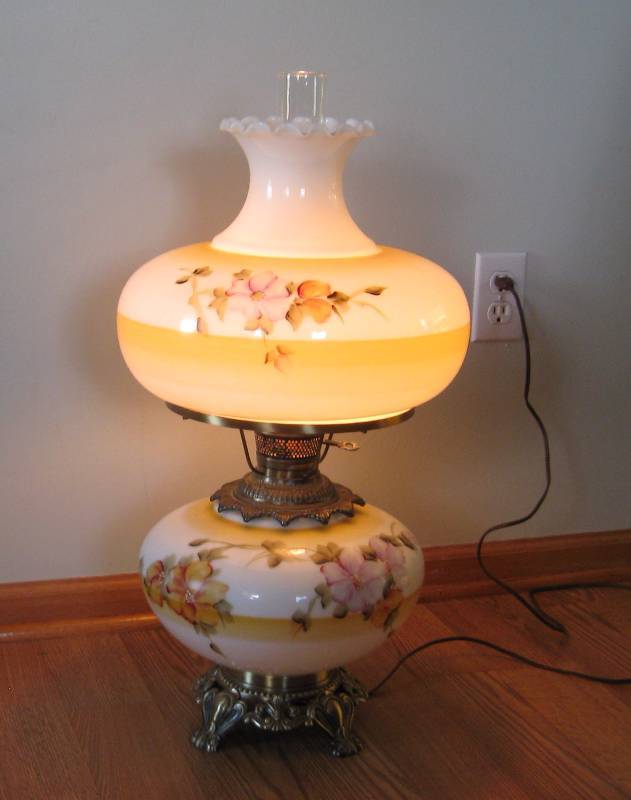 lot 003 image: Large, Vintage, Gone-With-the-Wind  Style Hurricane Table Lamp