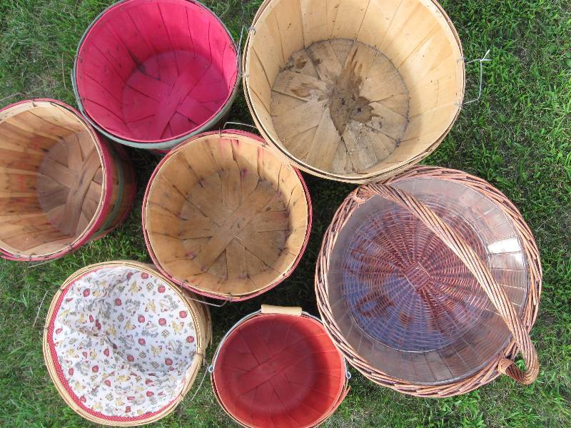 lot 027 image: Apple Bushel Basket Lot  Large Handled Basket
