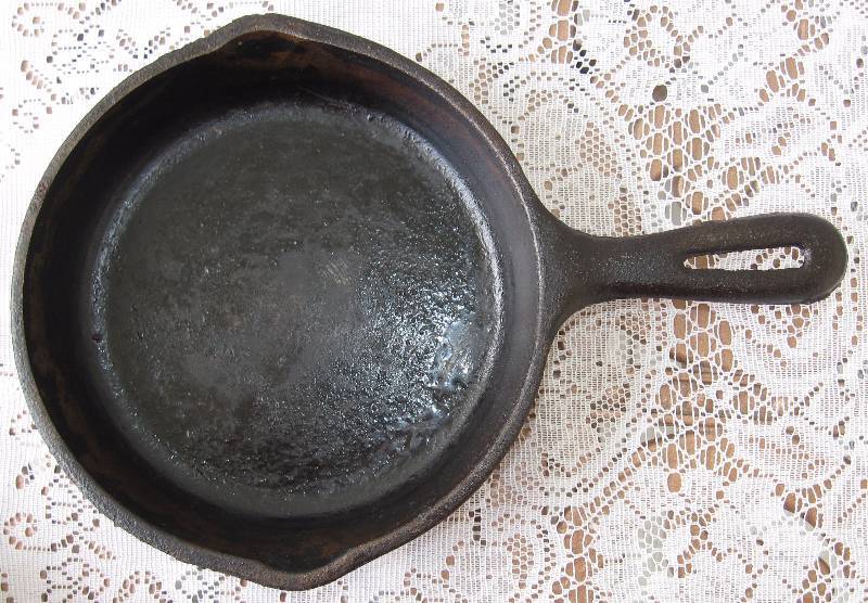lot 015 image: Cast Iron Skillets (2)