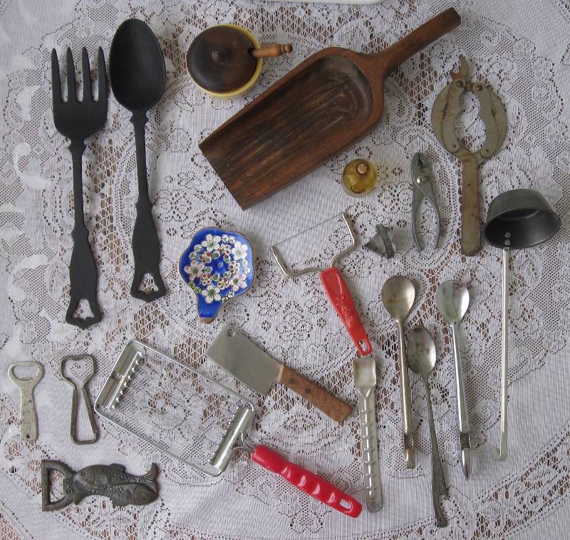 lot 046 image: Vintage Junk Drawer Utensil Lot