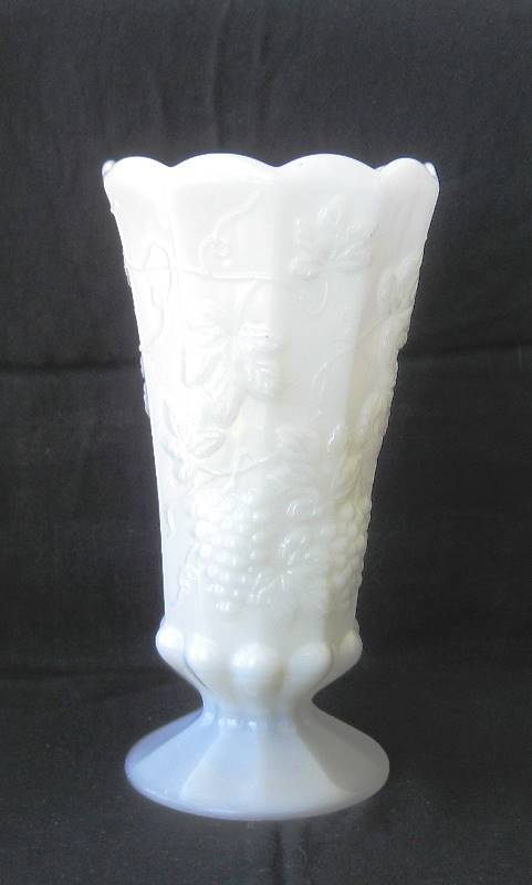 lot 037 image: Milk Glass Lot