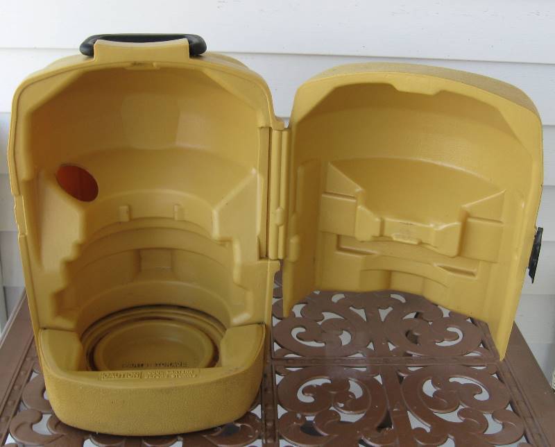 lot 018 image: Vintage Coleman Lantern with Clam Shell Case