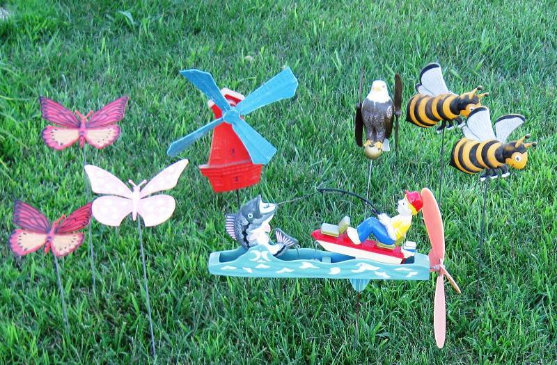 lot 051 image: Tiki Torches, Whirligigs & Yard Decor