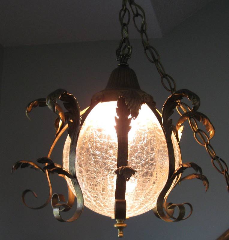 lot 004 image: Ornate, Vintage Hanging Lamp w10 Corded Chain