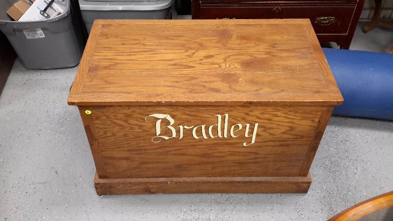 Wooden storage chest Bradley