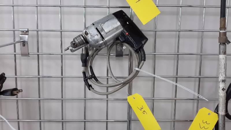 Power drill with chuck key