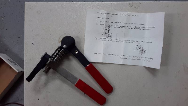 Valve spring compressor for cars