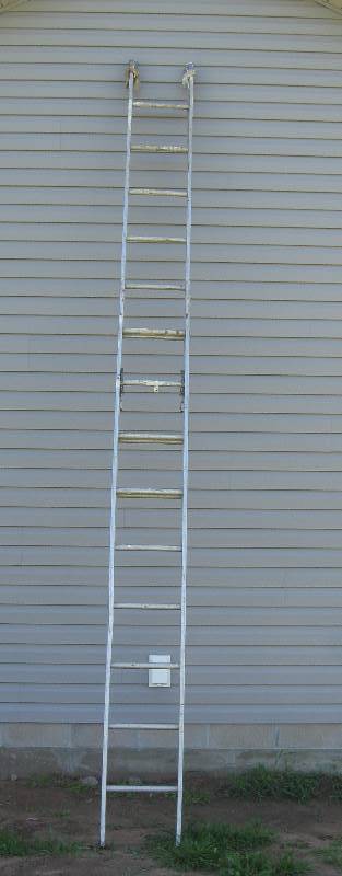 lot 041 image: Extension Ladder and Step Stool