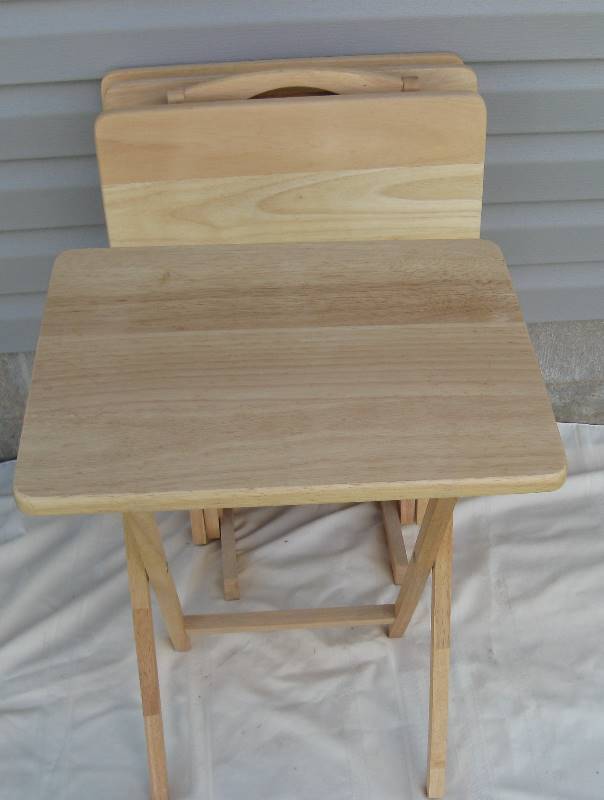 lot 044 image: 4 Wood TV Trays & Stand