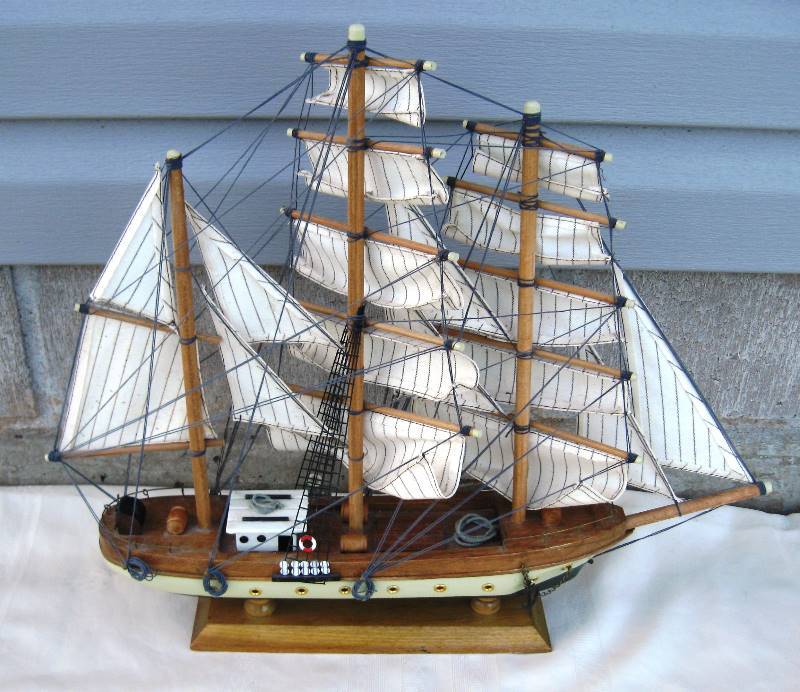 lot 033 image: Gorch Fock Model Ship & 2 Cast Iron Knight Bookends  Doorstops