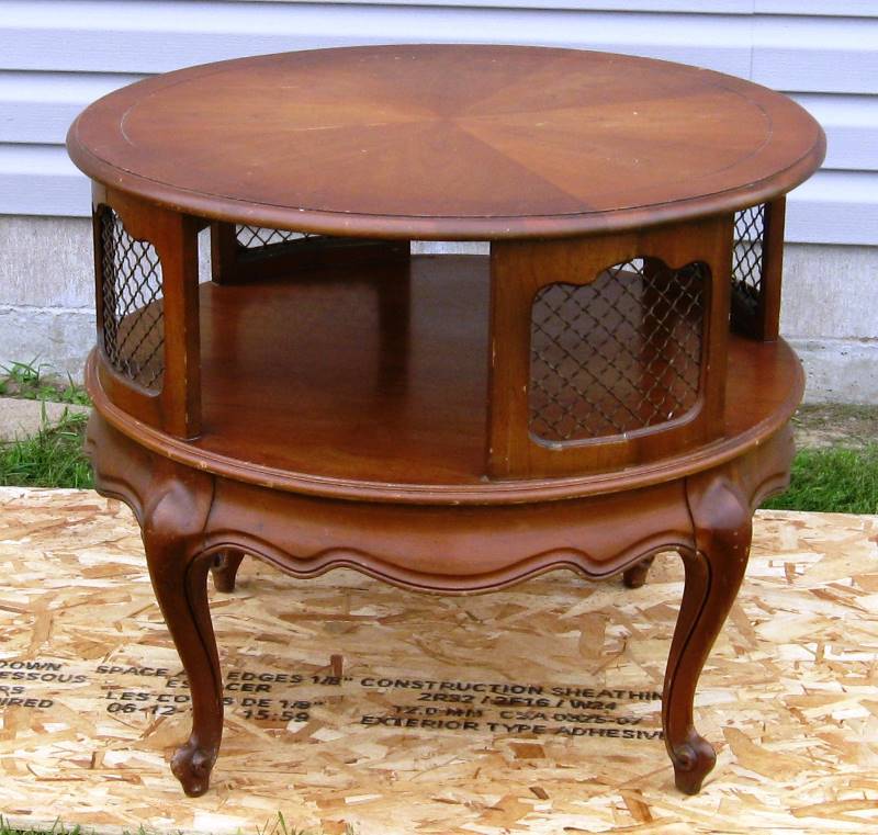 lot 051 image: 29.5 Round END TABLE
