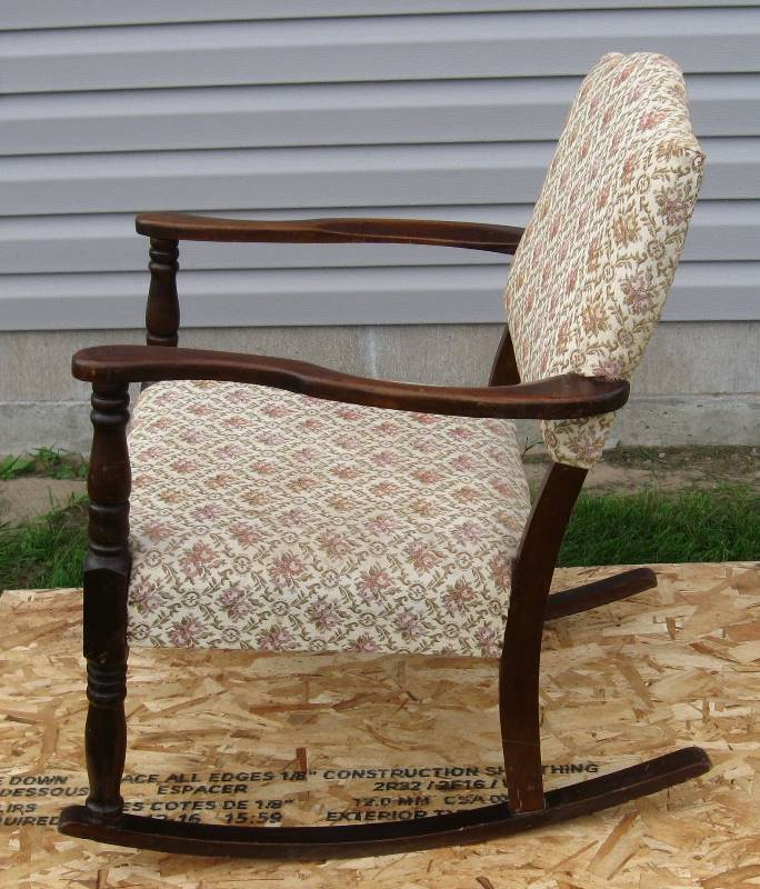 lot 069 image: Moms Vintage Upholstered Rocking Chair