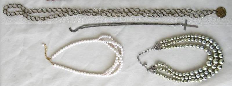 lot 063 image: Vintage Jewelry Lot