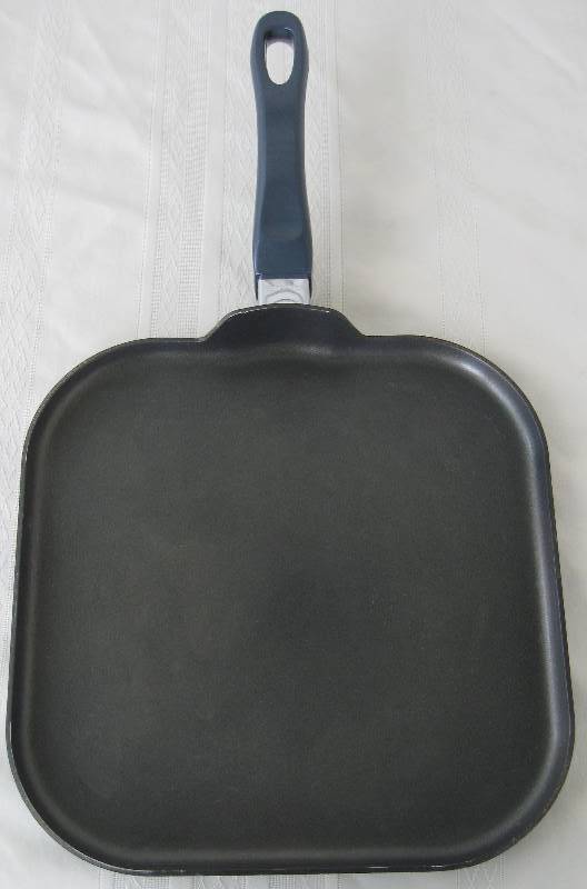 lot 077 image: Vintage & Modern Cookware