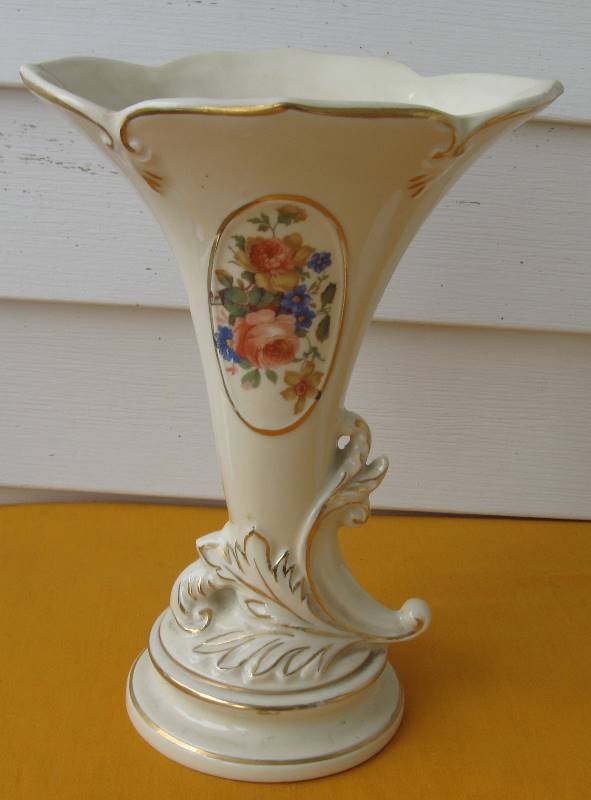 lot 088 image: Vases