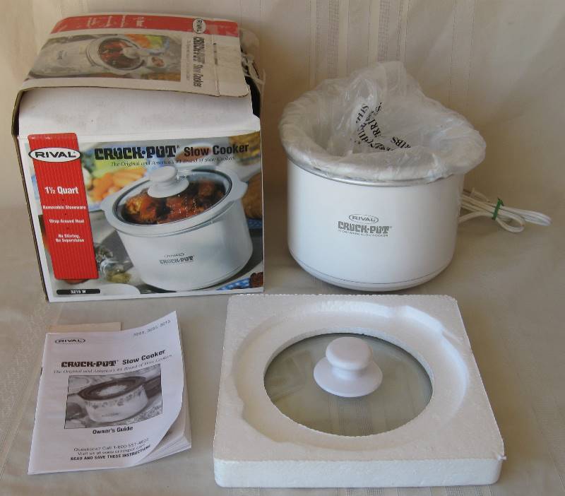 lot 109 image: 1.5 Quart Crock Pot & Power Blender