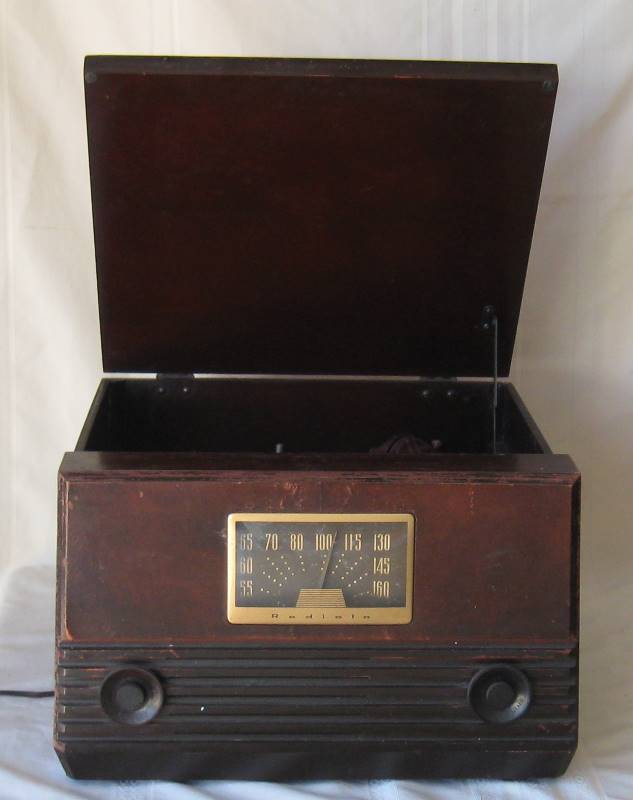 lot 011 image: Early Mid Century Record Player  Radio