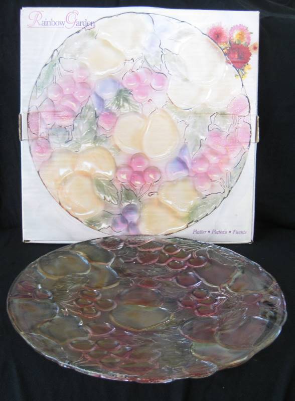 lot 098 image: 3 Glass Serving Pieces w Fruit Motif