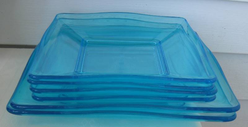 lot 092 image: Plastic, Outdoor Party Dishes