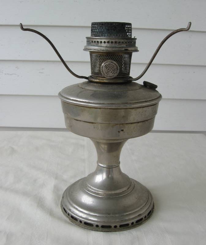 lot 140 image: Vintage Aladdin Model 12 Kerosene Table Lamp