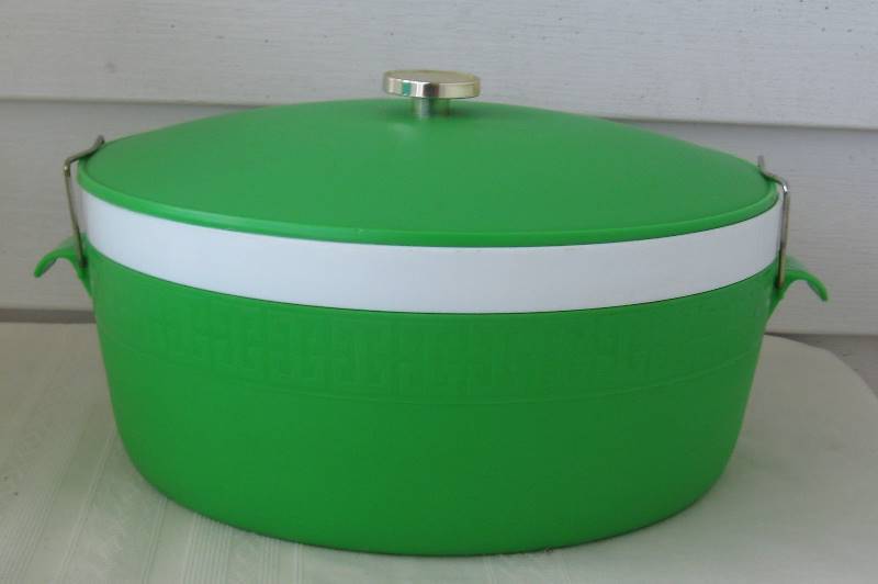 lot 150 image: Vintage Tupperware, Rubbermaid and Bag Clips