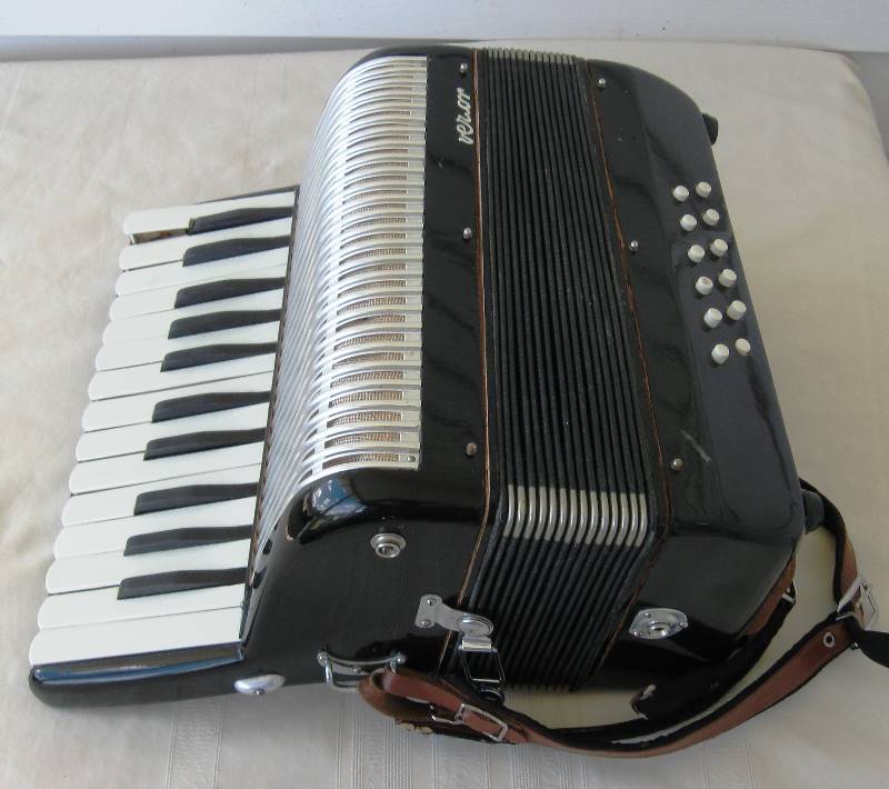 lot 178 image: Vintage Silvertone Accordian wCarrying Case