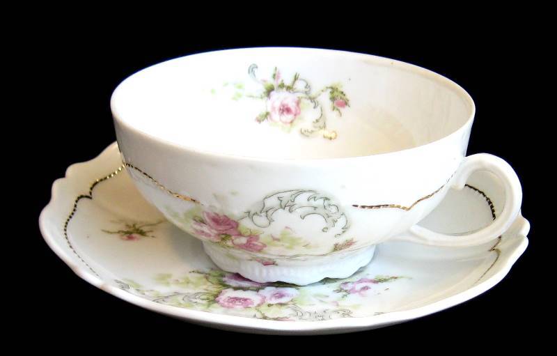 lot 171 image: VintageAntique O & E. Q. Royal Austria Fine China Dinnerware Set