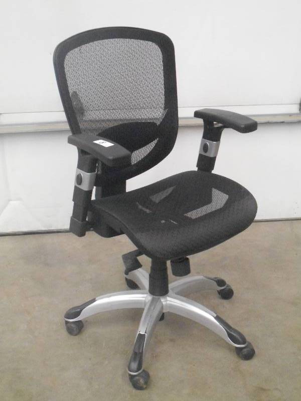 lot 8 image: Deluxe Adjustable Rolling Office Ch...