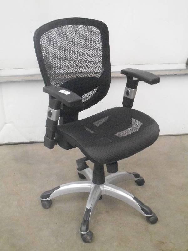 lot 9 image: Deluxe Adjustable Rolling Office Ch...