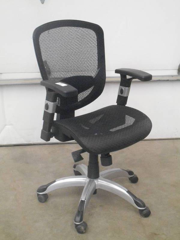 lot 11 image: Deluxe Adjustable Rolling Office Ch...