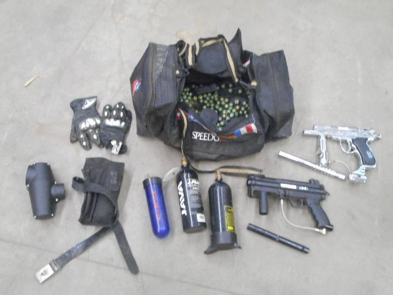 lot 26 image: Lot Of (2) Paintball Guns With Bag ...