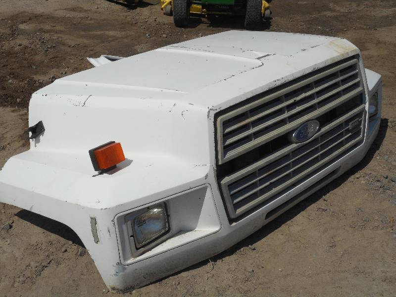 lot 7 image: Lot Of Ford F.700 Hood & Doors, Whi...